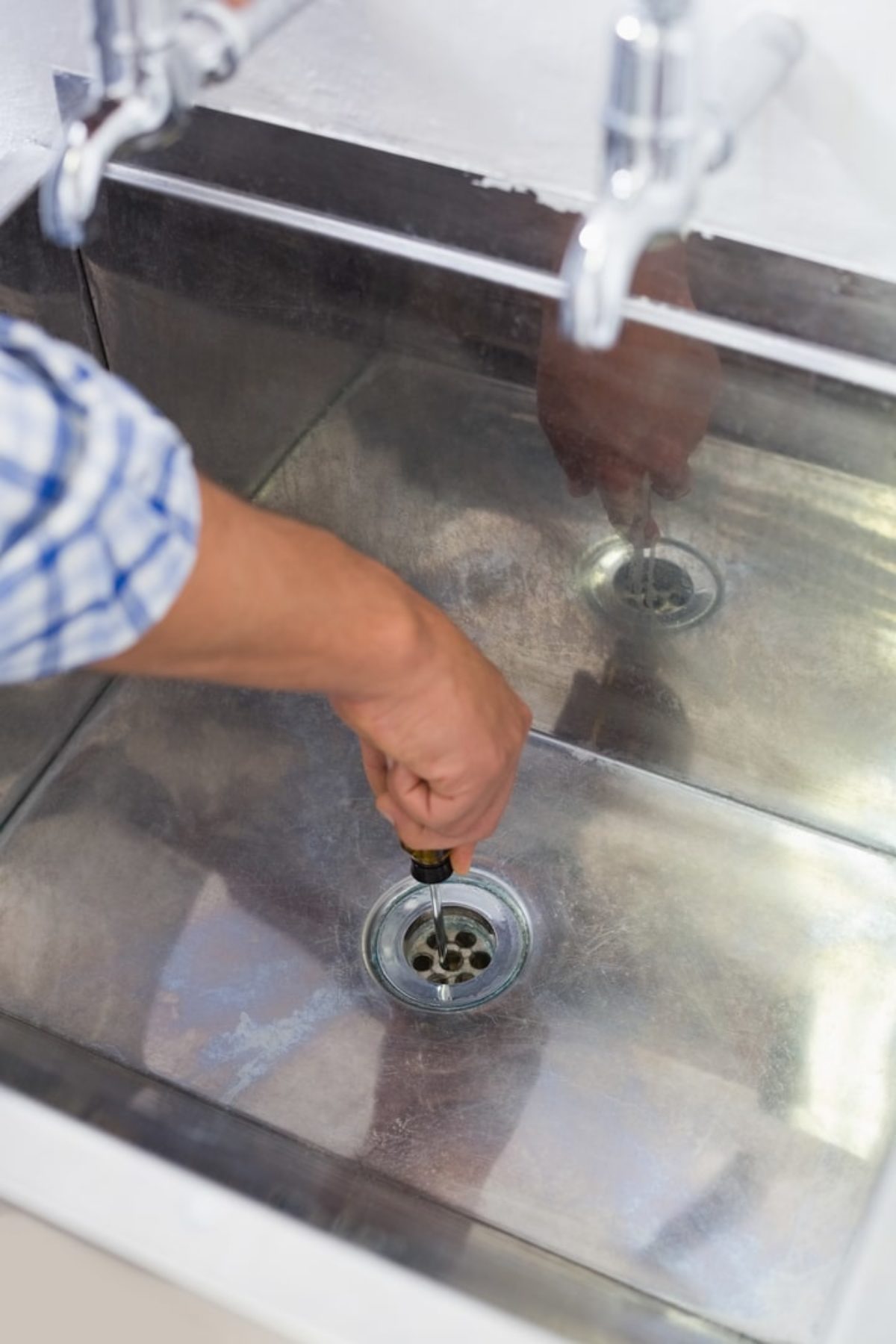 deboucher un evier rapidement