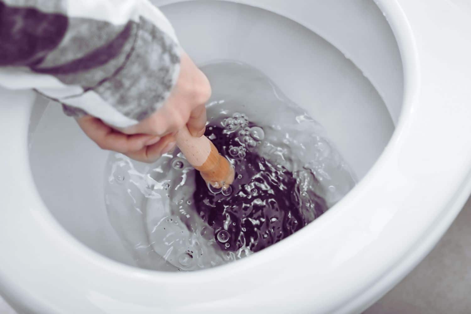 déboucher un wc bouché